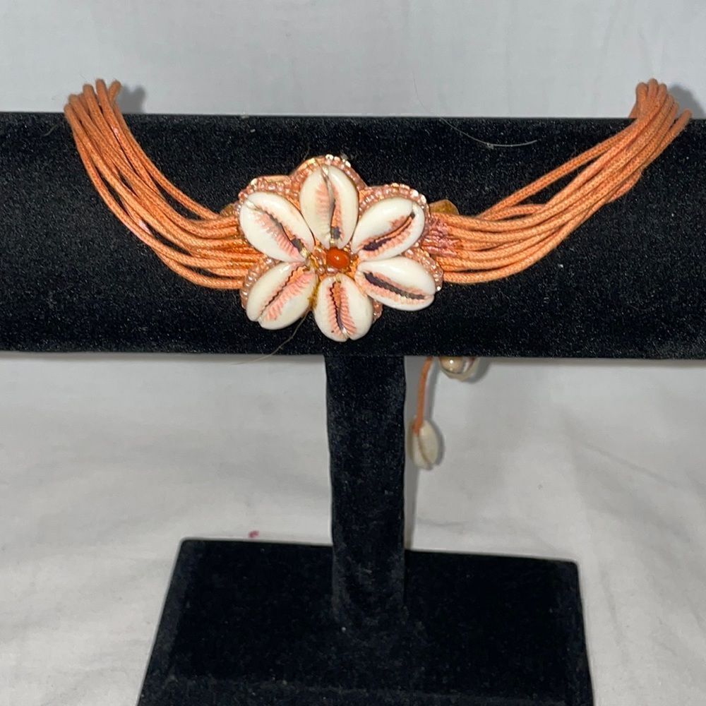 Adjust necklace with shell emblem